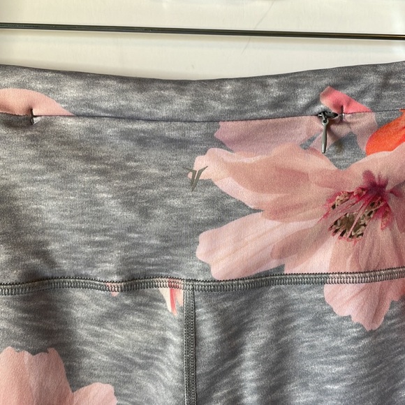 Old Navy Women's Large Go Dry Leggings Hi Rise Zippered back pocket - Picture 5 of 6